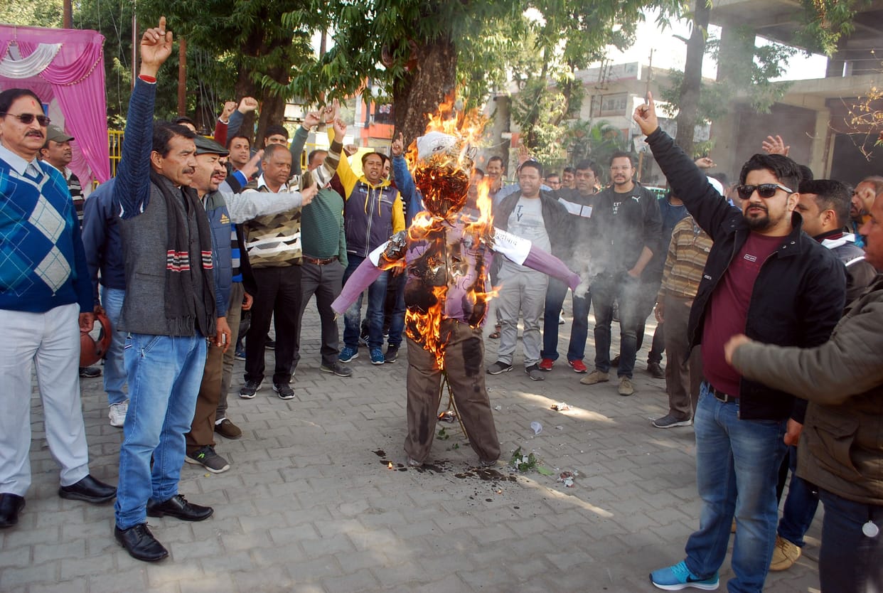 Employees burnt effigy of Rahul Gandhi and Rekha Arya