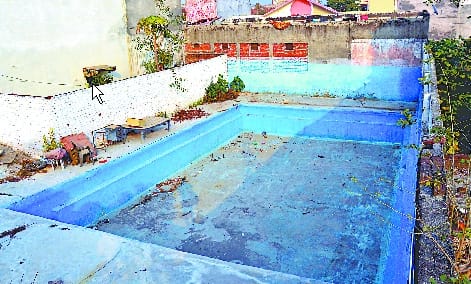 The swimming pool is the same, the officers scrape the walls and pat the bench