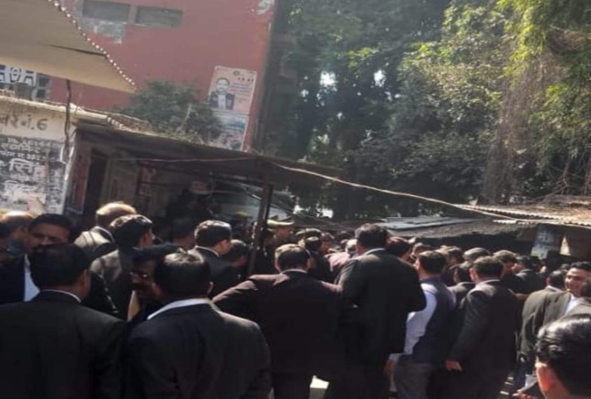 Lucknow Court Bomb Blast News in Hindi many injured bomb found Wajirganj news