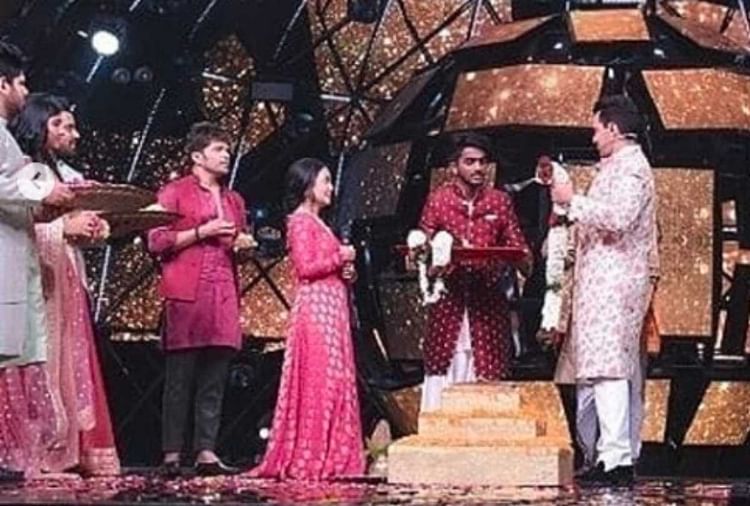 Neha Kakkar And Aditya Narayan Wedding On Indian Idol 11 Set Video Viral Entertainment News 