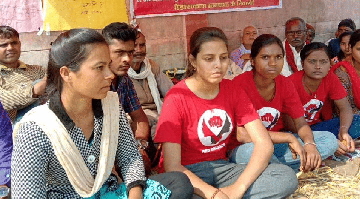Nirbhaya villagers protest grand father demand suspension of ballia cmo over his comment