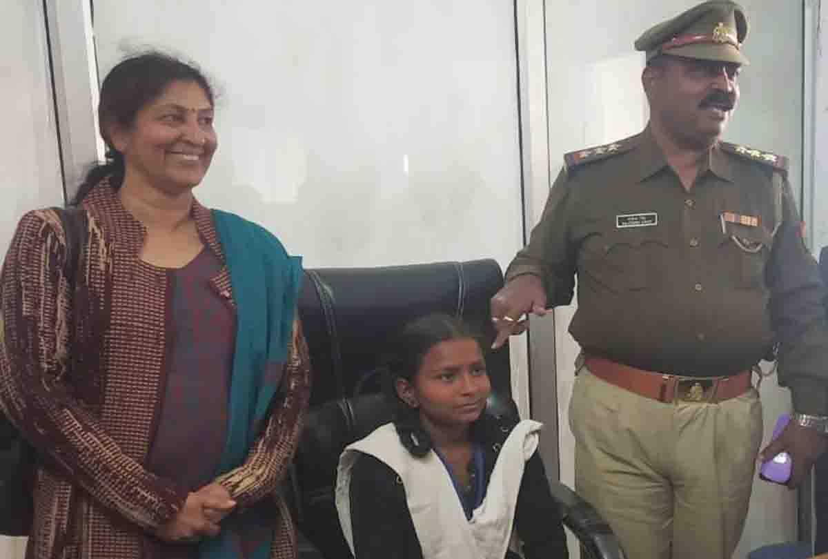 Unnao: Two girls become police officer two hours Maurawan Police Station