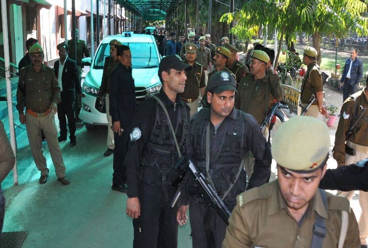 Agra police alert after lucknow court bomb blast