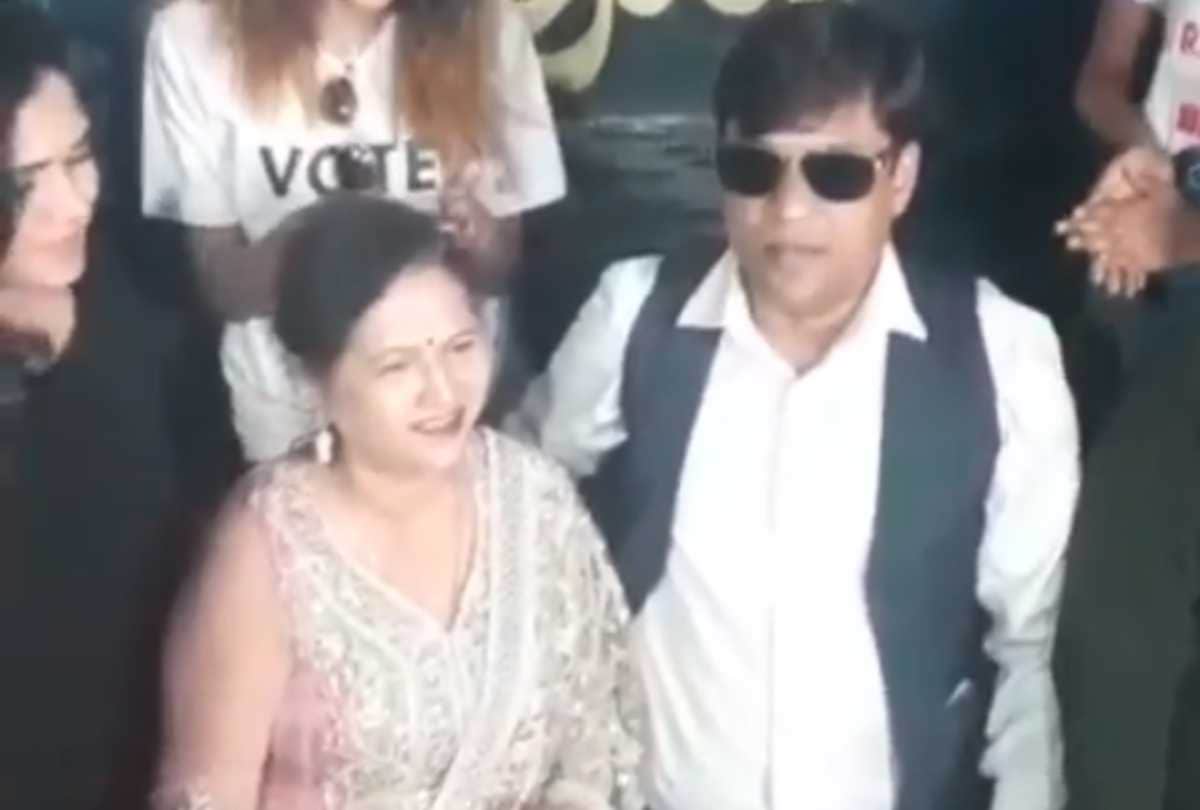 bigg boss 13 rashami desai family celebrate her birthday outside house