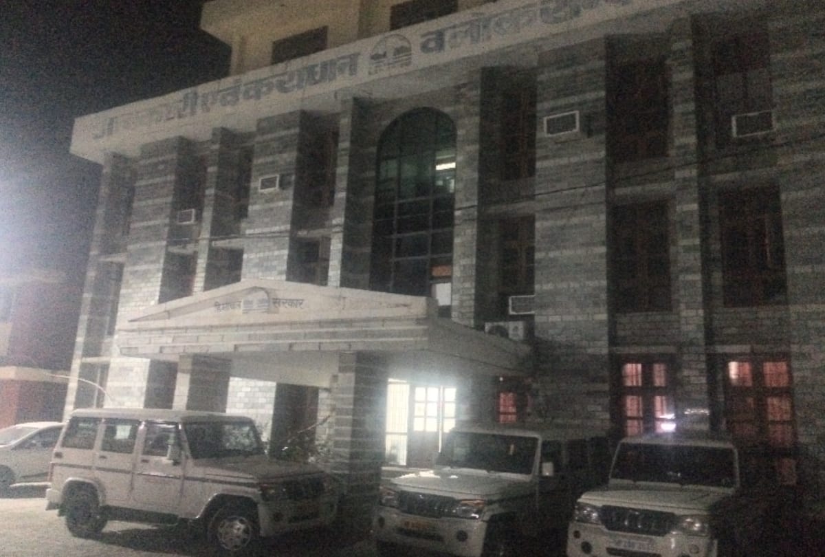 Vigilance raids in Excise Department office, dozens of fake invoices and records seized