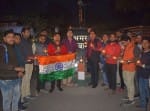 अमर जवान चौक पर दिया जलाकर पुलवामा के शहीदों को श्रद्धांजलि देते शहर के युवा। संवाद