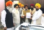 मेमोरेंडम देते पंजाब सरकार के कैबिनेट मंत्री