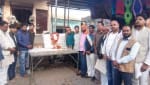 कालपी में शहीदों को श्रद्धांजलि देते लोग