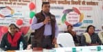 ाठ के विराट पैलेस में कार्यशाला में जानकारी देते पूर्ति निरीक्षक