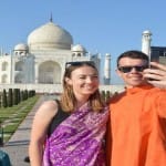 ताजमहल में सेल्फी लेता विदेशी जोड़ा