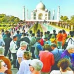 ताजमहल पर खिली धूप में उमड़े पर्यटक