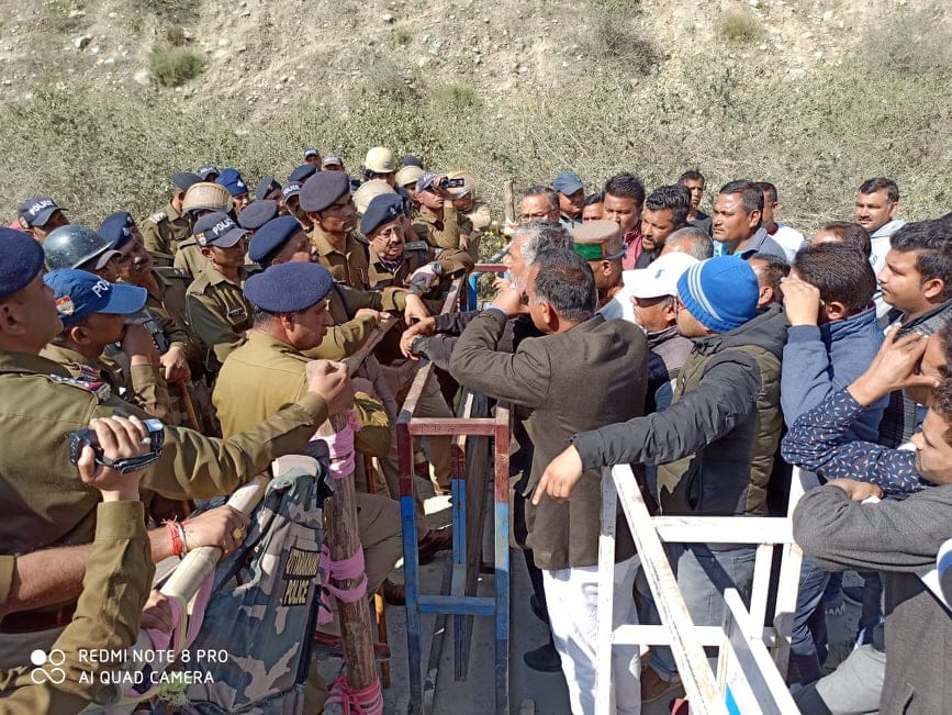 Srinagar Garhwal: Villagers Ruckus against made pipeline on bridge, police Control Panic