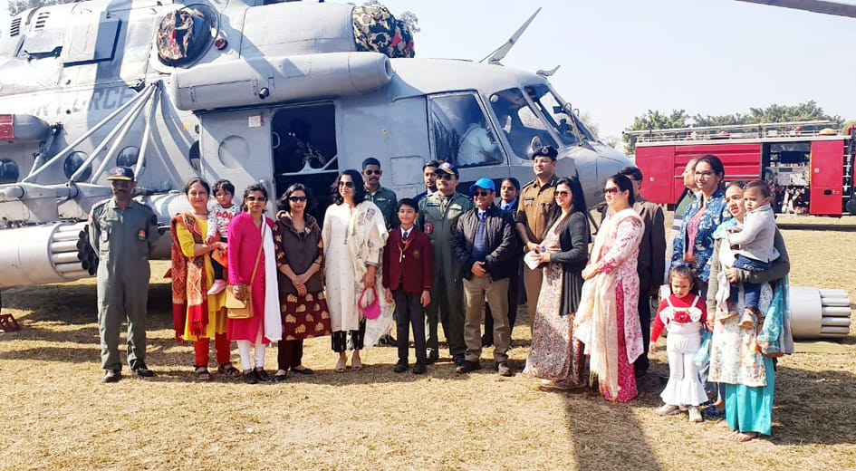 Students flocked to see helicopters and weapons of Air Force