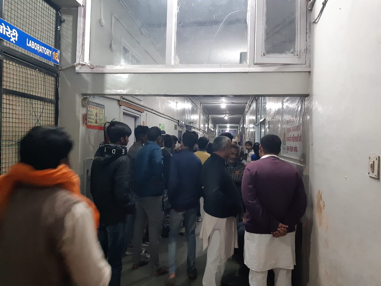 Bloody clash between two groups of youths, knives in hospital premises, three injured, fatehabad