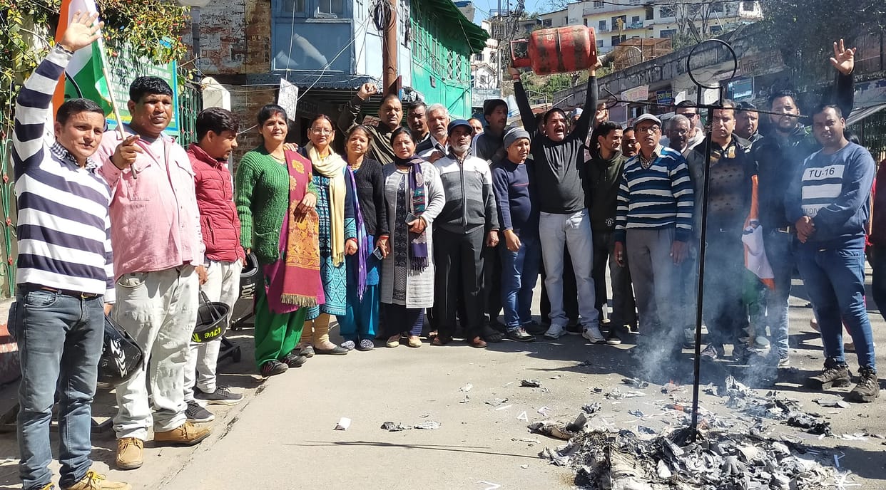 Congress workers burnt effigy of Prime Minister Modi