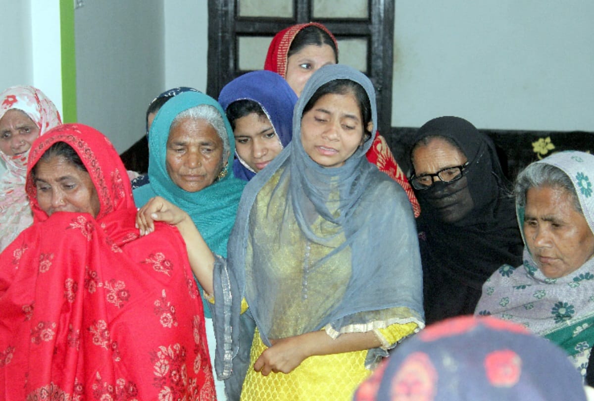 Amroha three dead bodies found in bed box woman naked raises many questions it as murder or suicide