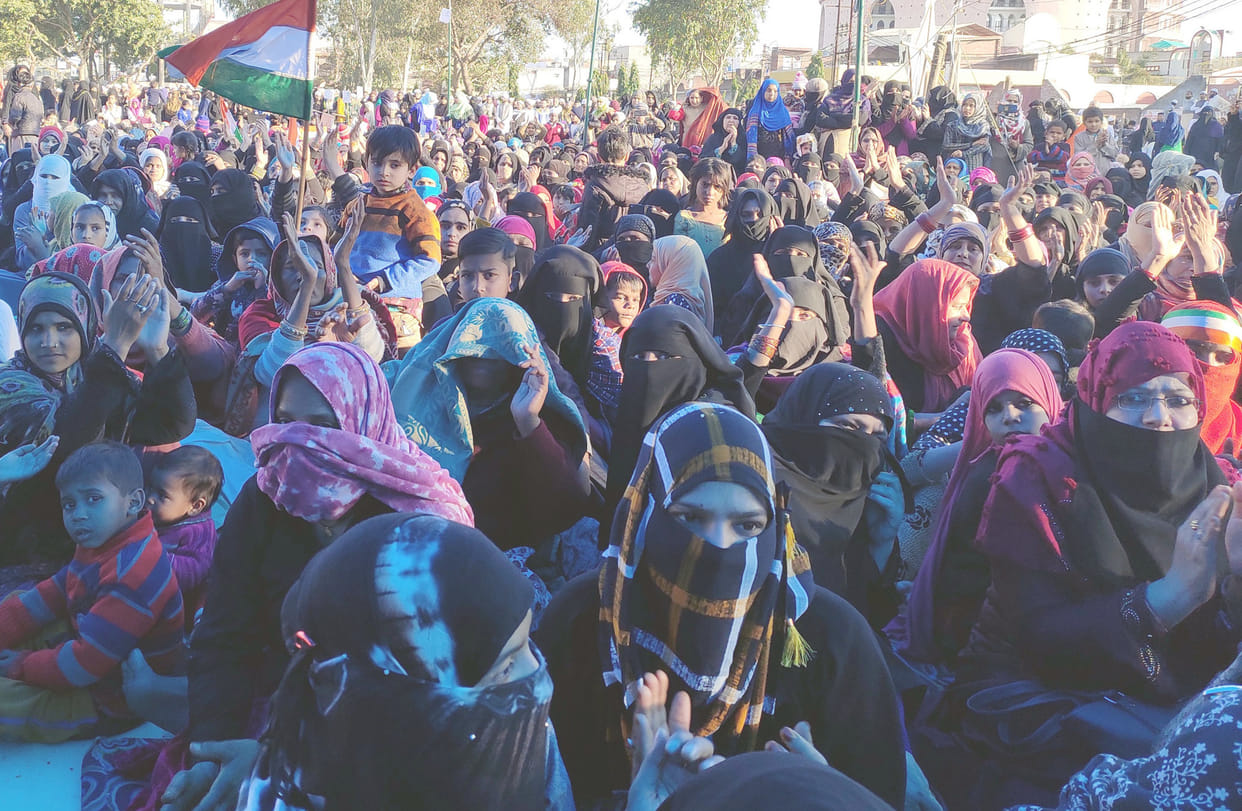 Women paid tribute to Pulwama martyrs on dharna