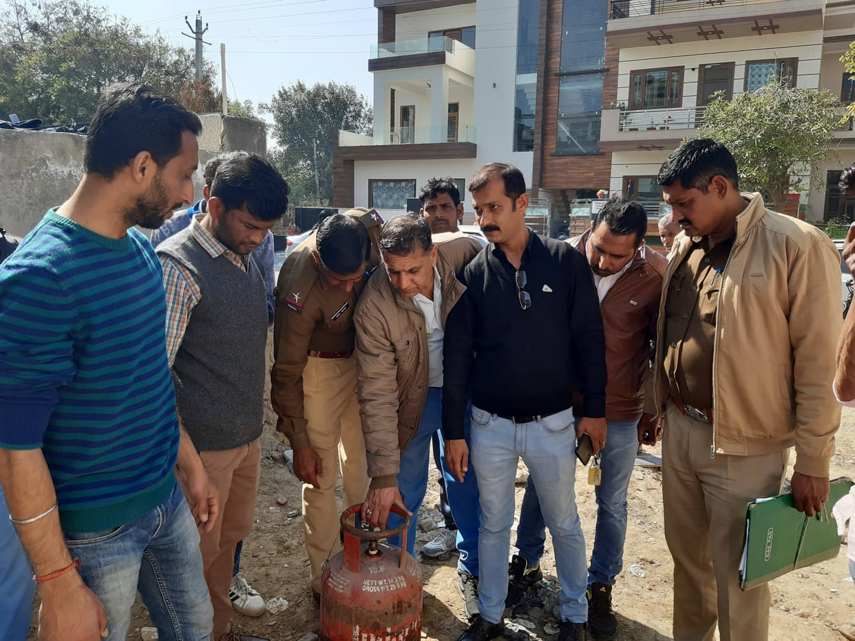Explosion due to gas cylinder leakage in basement, couple scorched, fatehabad
