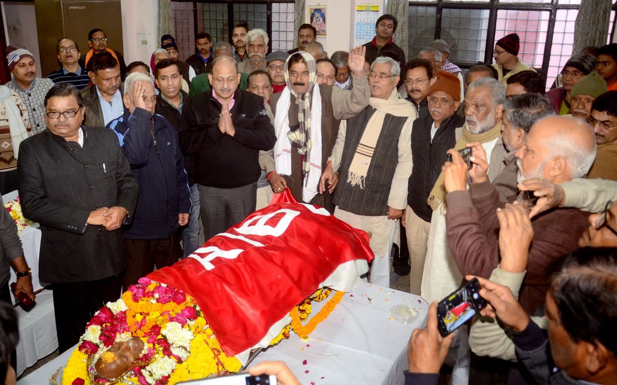 Bank personnel paid tribute to their leader