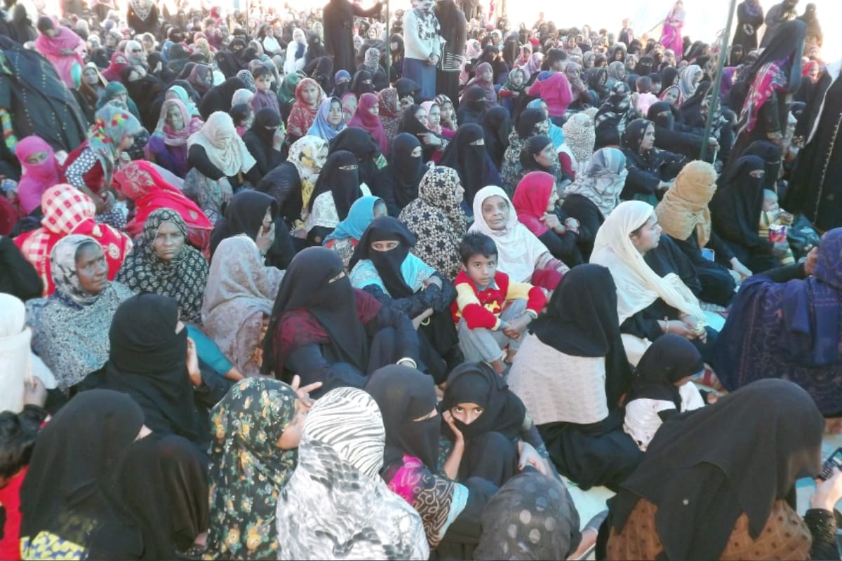 Deoband: one side Muslim women in protest against CAA, supporters doing Bhajan kirtan other side