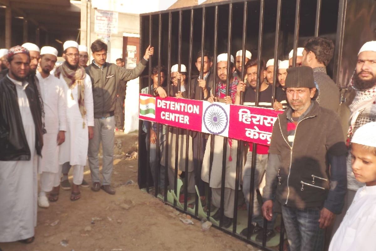 Deoband: one side Muslim women in protest against CAA, supporters doing Bhajan kirtan other side