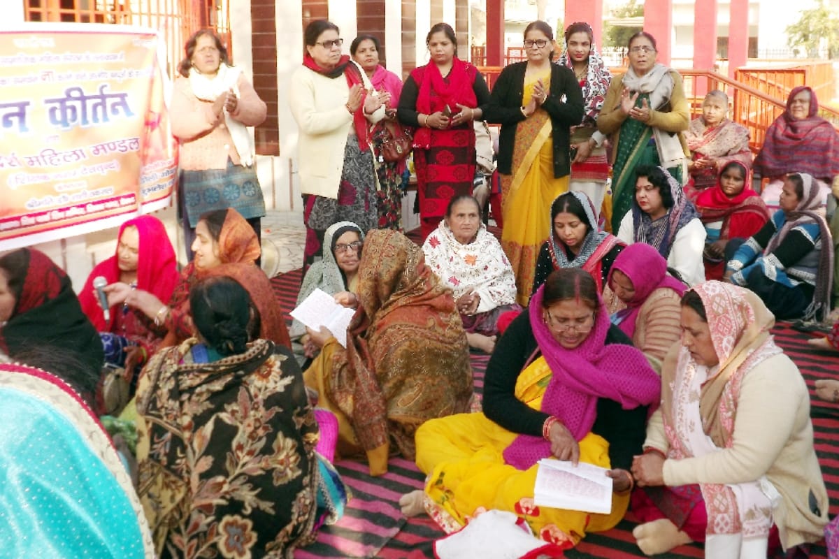 Deoband: one side Muslim women in protest against CAA, supporters doing Bhajan kirtan other side