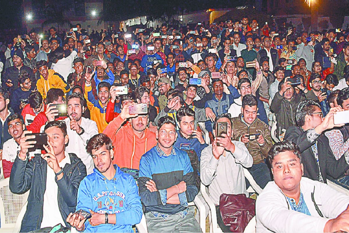 Rahat Indori poetry won young hearts at kavi sammelan in Miet Meerut