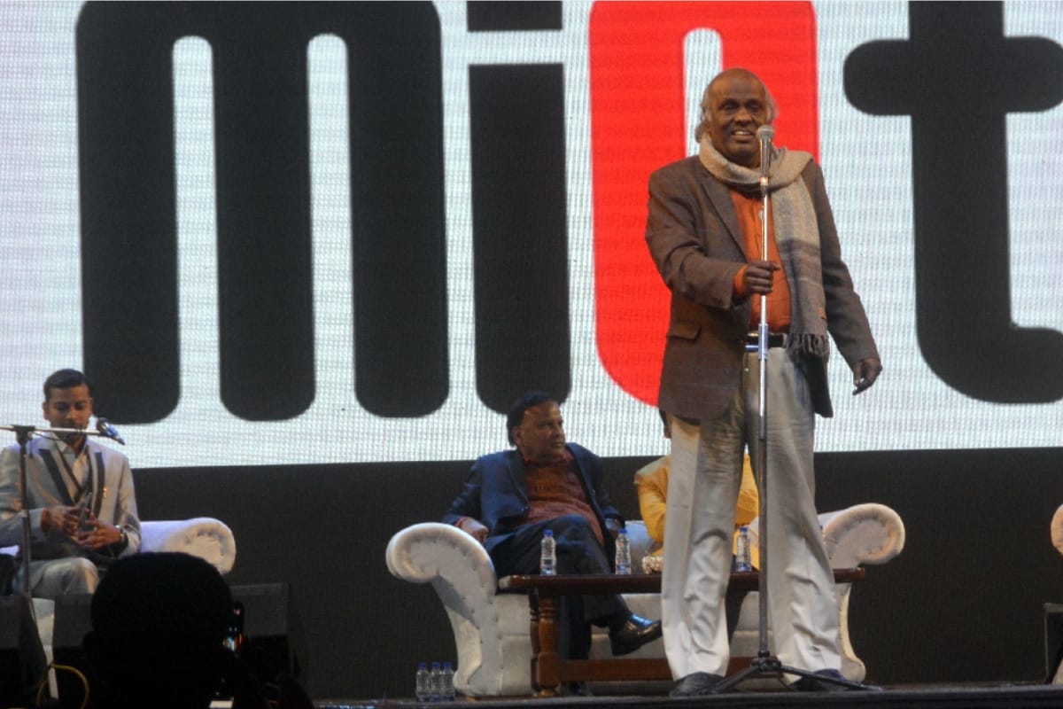 Rahat Indori poetry won young hearts at kavi sammelan in Miet Meerut