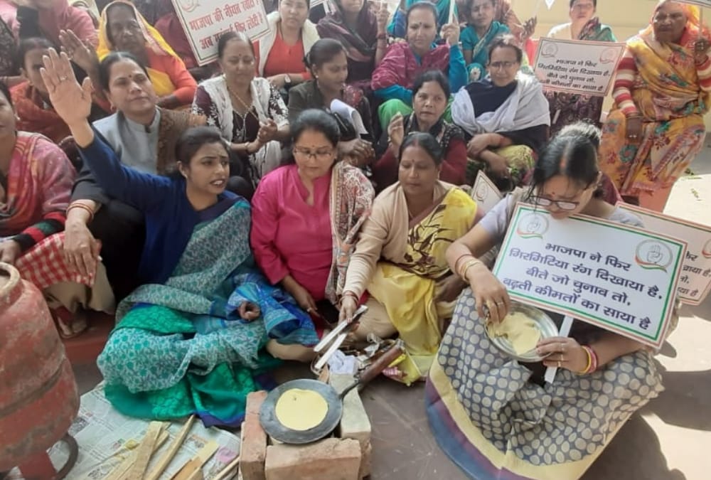 Congress protest over cylinder price hike in Lucknow.