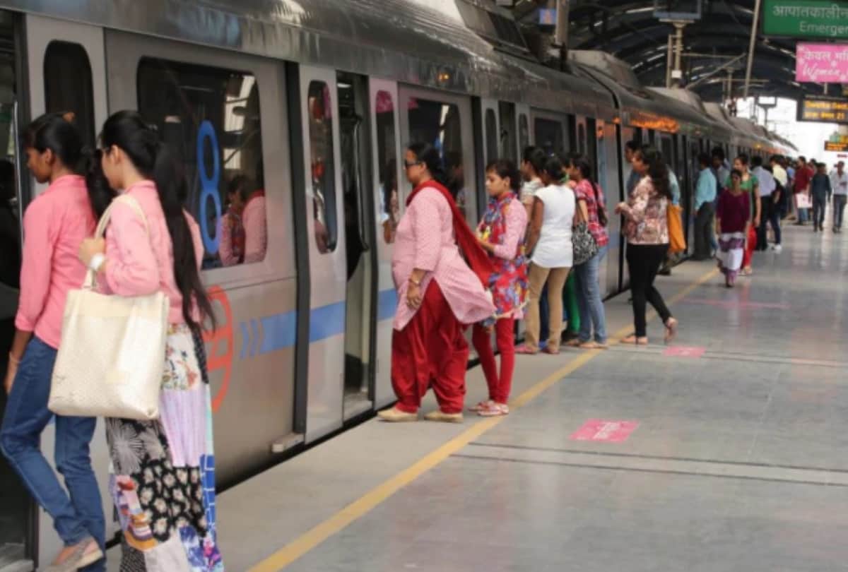 Delhi Metro: Delhi Metro News In Hindi girl in metro man flashes at her she post pic on twitter
