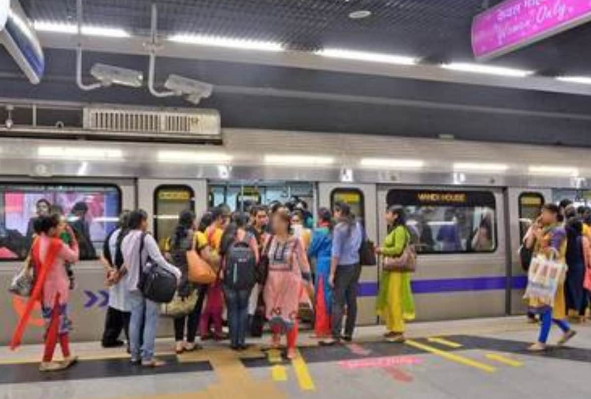 Delhi Metro: Delhi Metro News In Hindi girl in metro man flashes at her she post pic on twitter