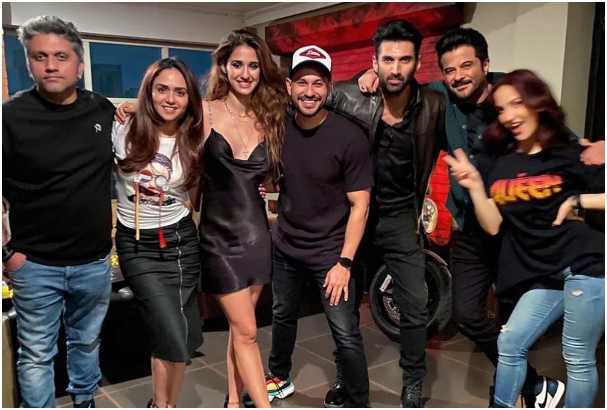 disha patani celebrate valentine in black short dress without tiger shroff