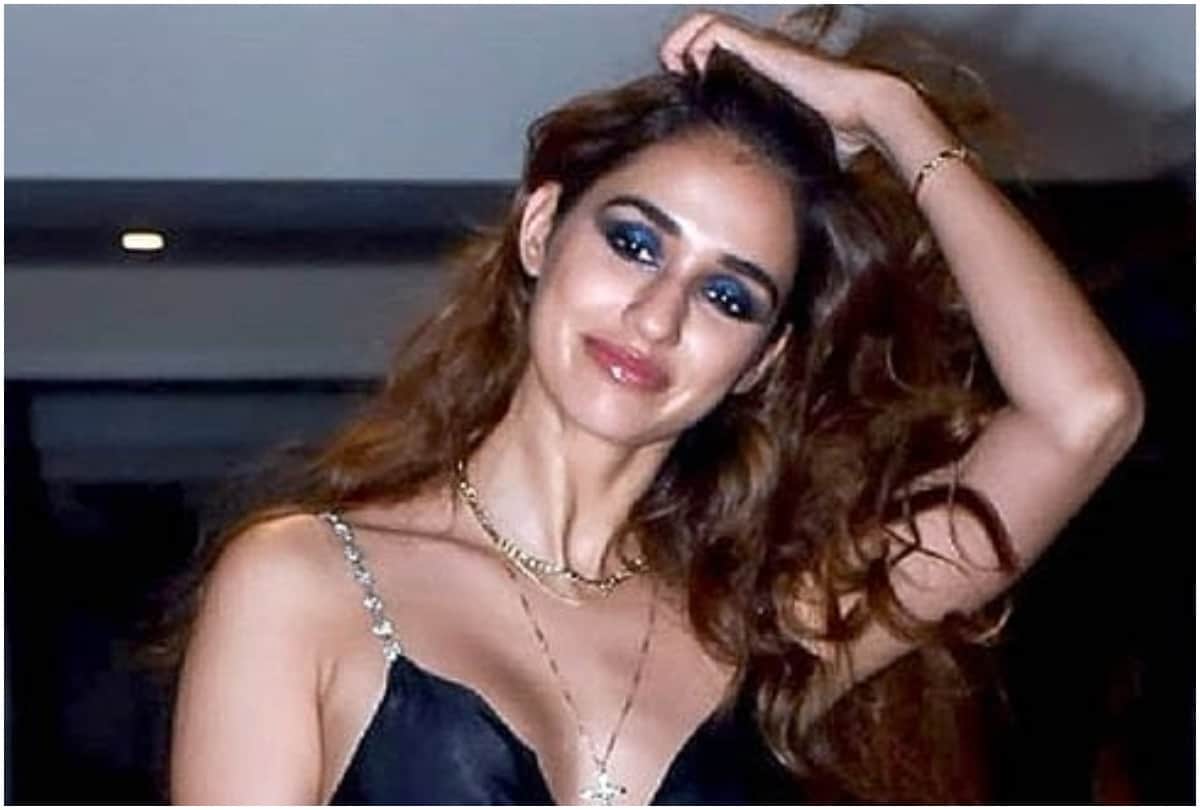 disha patani celebrate valentine in black short dress without tiger shroff