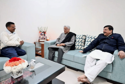 Javed Akhtar meets Arvind Kejriwal and congratulates him on election win
