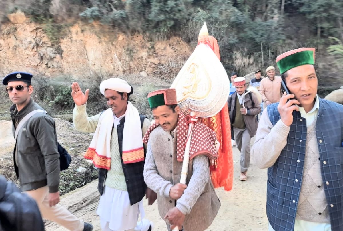 Amidst the tunes of instruments Bada Dev Kamrunag left for mandi Shivratri