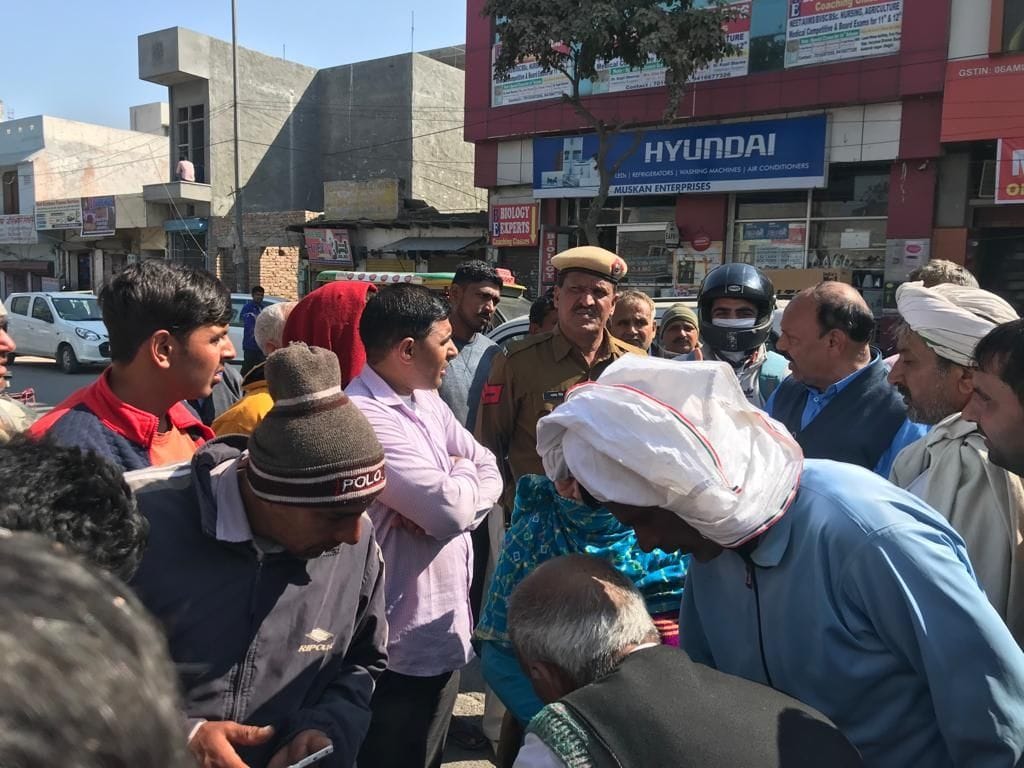 Uproar in loan settlement camp, farmers shouted slogans against chairman