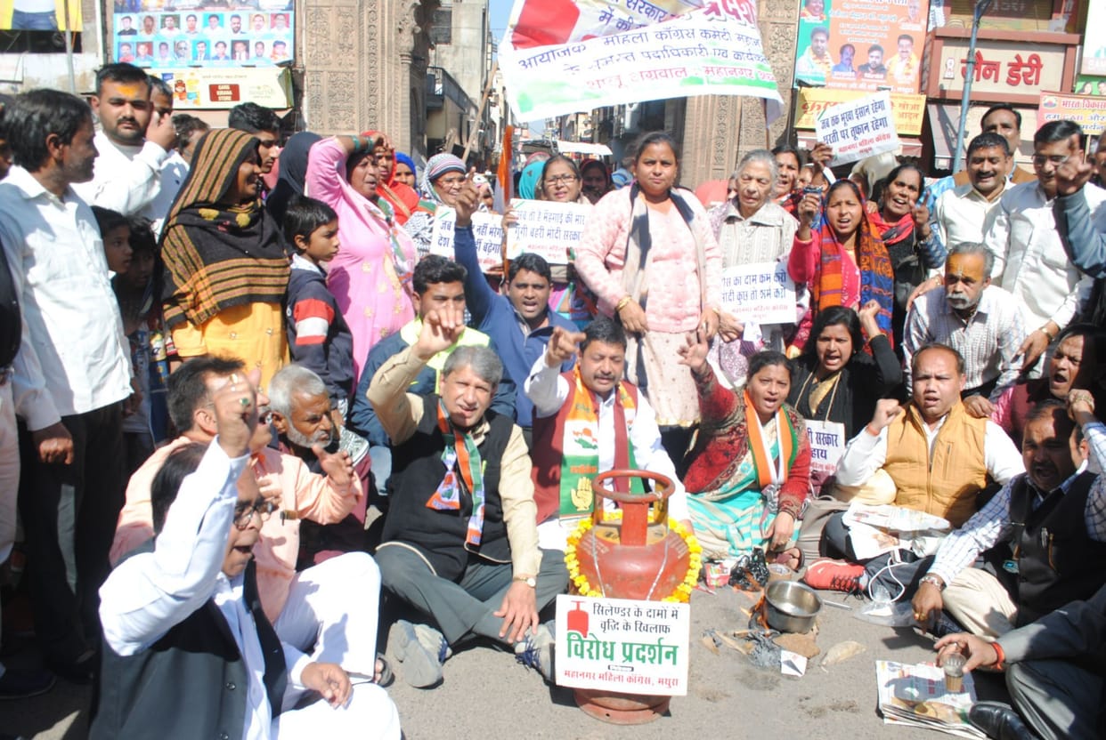 Demonstration regarding price increase of gas cylinder