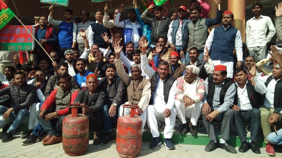 rasoee gais ke daam badhane par bhadake sapaiyon ne kiya pradarshan