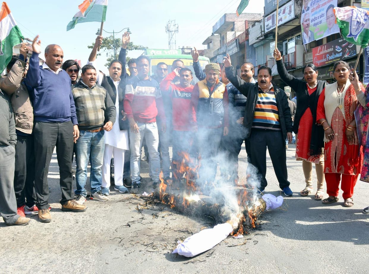 Congressmen burnt effigy of central government due to rising inflation