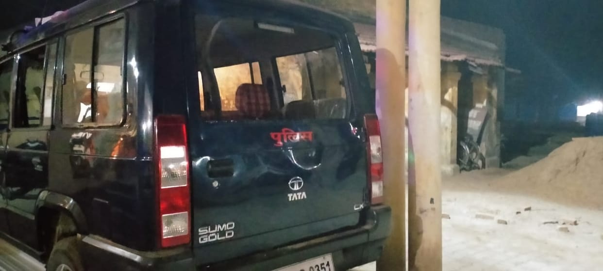 Stones on police to rescue young man, vehicle glass broken