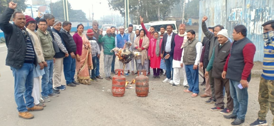 Congress demonstrated the effigy of central government and burnt effigy of central government