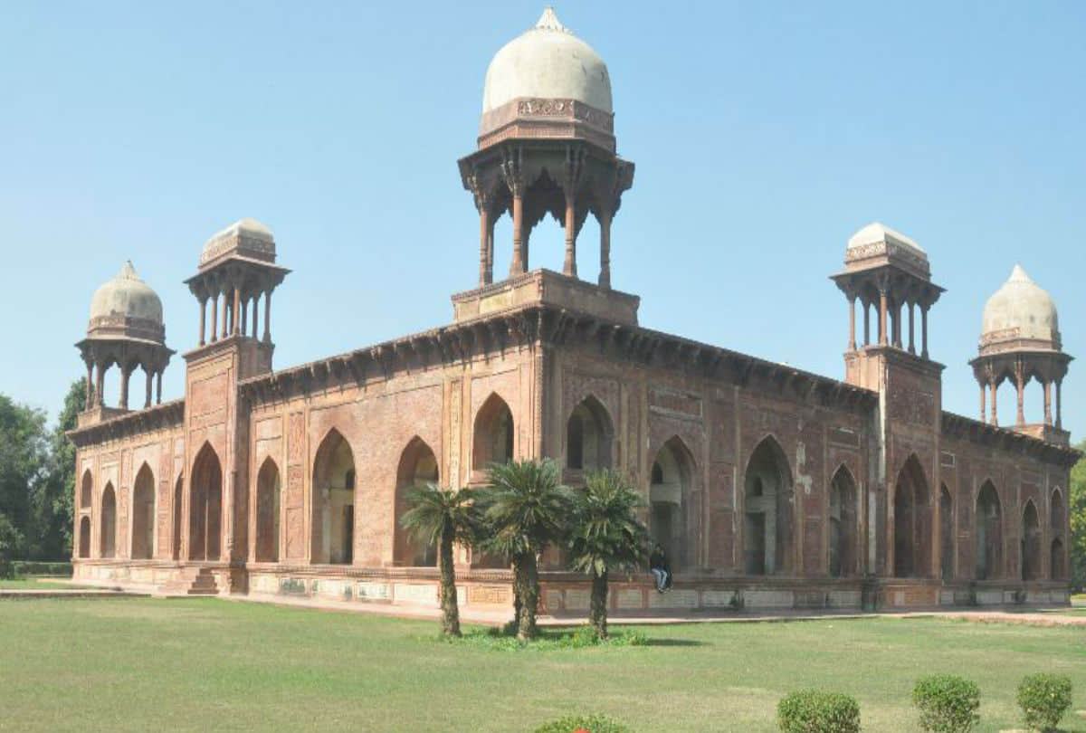 tourists seen the Taj Mahal from Mehtab Bagh on Valentine's Day