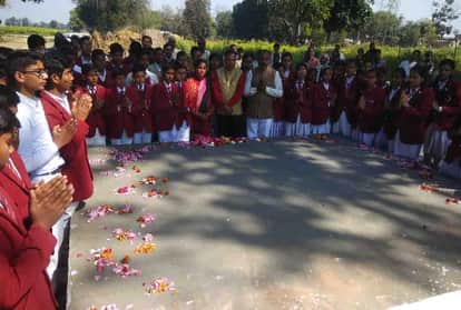 पुलवामा के शहीद श्यामबाबू को फूल अर्पित करते बच्चे