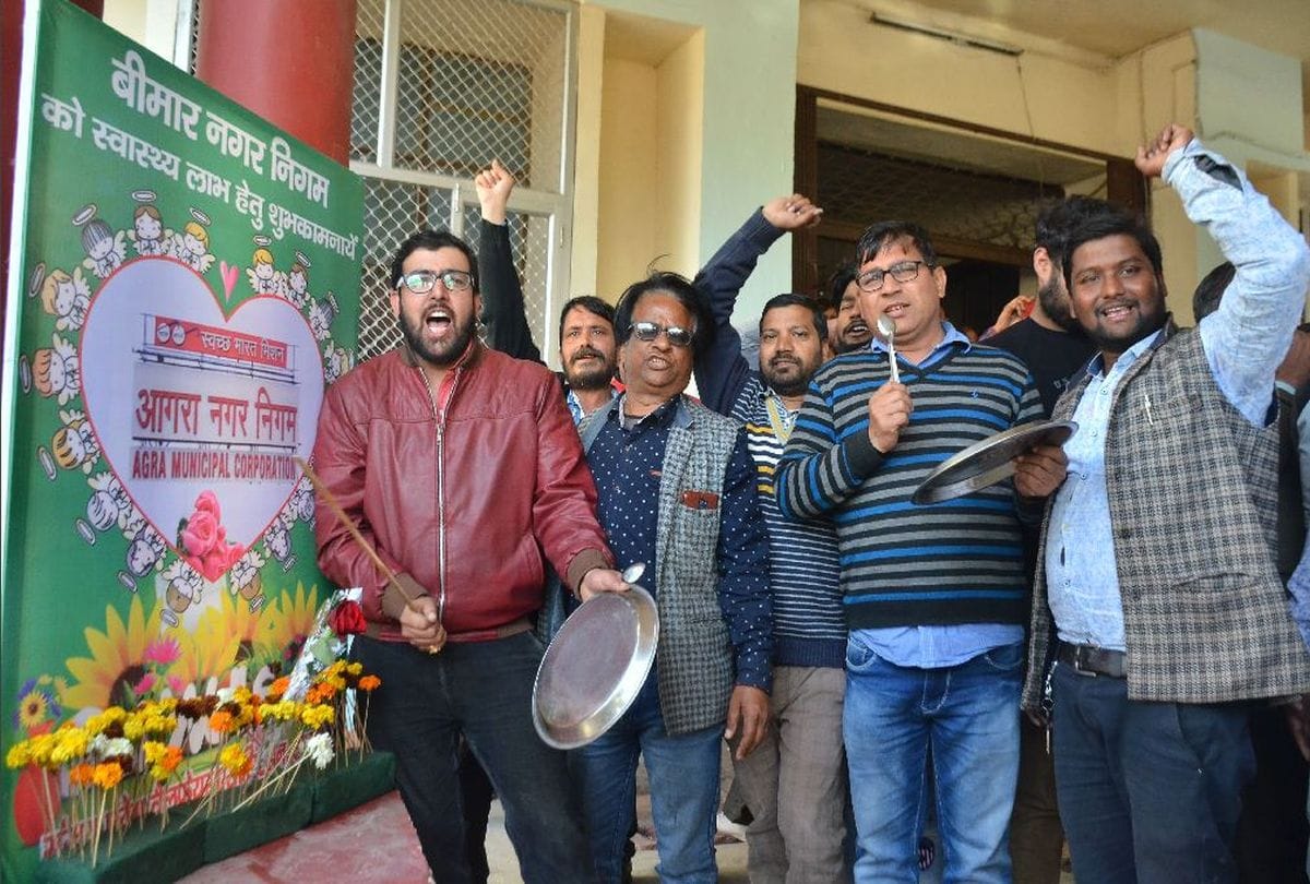 traders protest unique style against nagar nigam agra