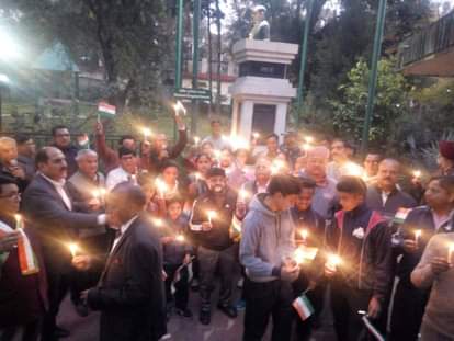 शहीदों को श्रद्धांजलि दी