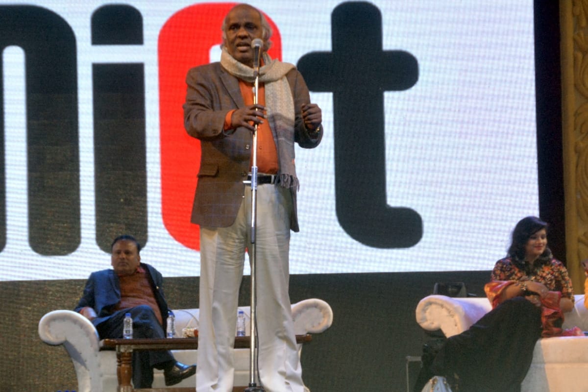 Rahat Indori poetry won young hearts at kavi sammelan in Miet Meerut
