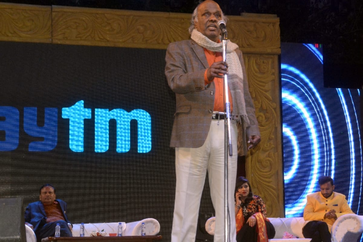 Rahat Indori poetry won young hearts at kavi sammelan in Miet Meerut