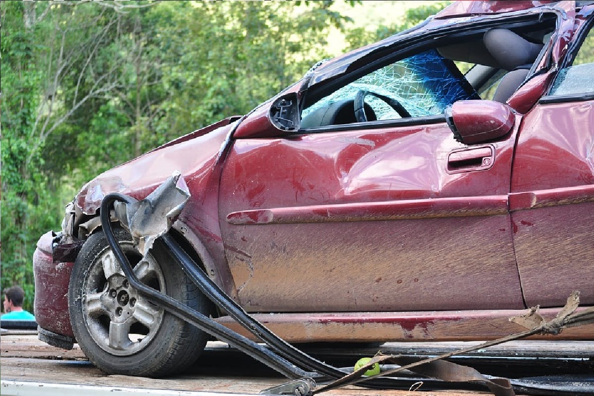 With the help of these four things you can save your life if fire catches your car.