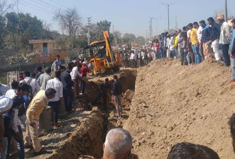 Laborer died due to being buried in soil in rohtak