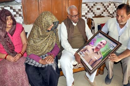 शहीद के परिजन